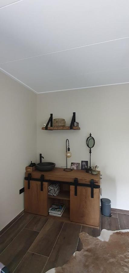 Luxe Gastenkamer Met Living En Keuken Bij Friezen Paarden Stal Pellendijk Westendorp Luaran gambar